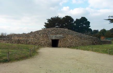 Table des Marchands passage mound, France.